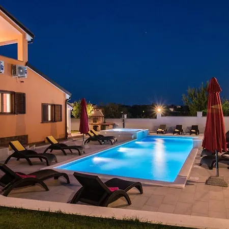 Erica Comfortable Villa Pula